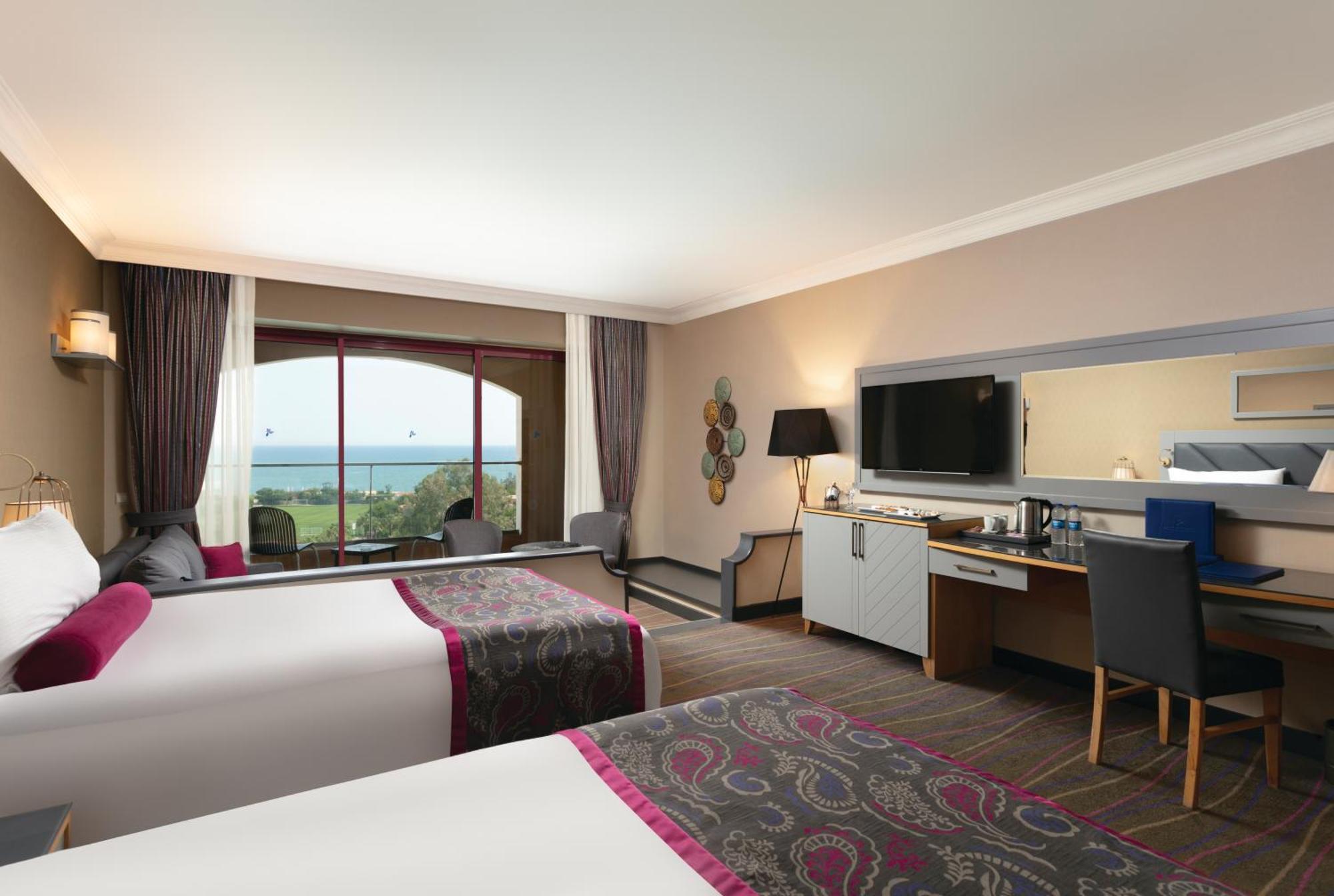 Standaard Junior Suite met Uitzicht op het Zwembad of de Zee